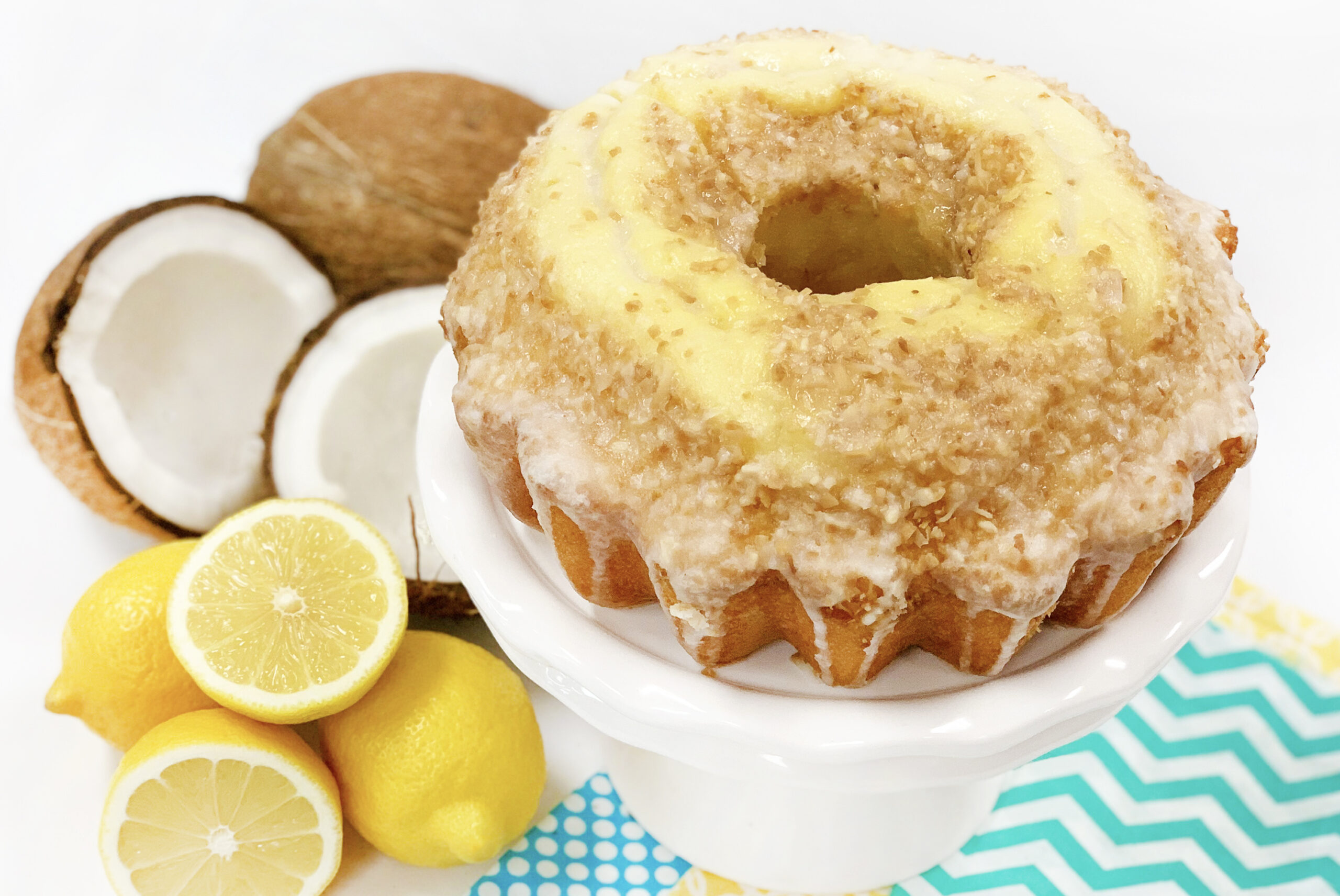 Bundt cake with lemons and coconuts